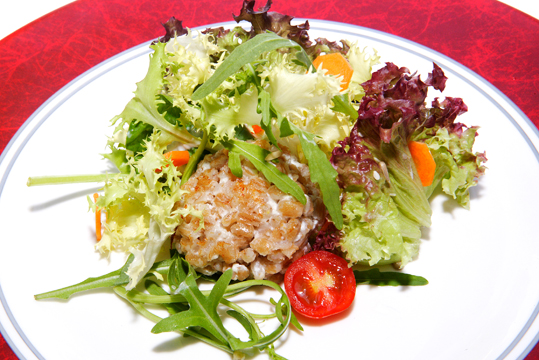 Ebly-Käselaibchen im Salatbeet (Quelle: Foto: Land OÖ, Linschinger