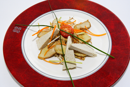 Sojasprossensalat mit geräuchertem Tofu und gebratenen Hühnerstreifen (Quelle: Foto: Land OÖ, Linschinger