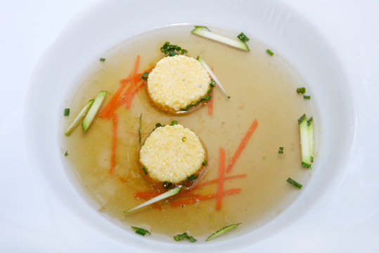 Klare Suppe mit gebratenem Polenta (Quelle: Foto: Land OÖ, Abt. Gesundheit